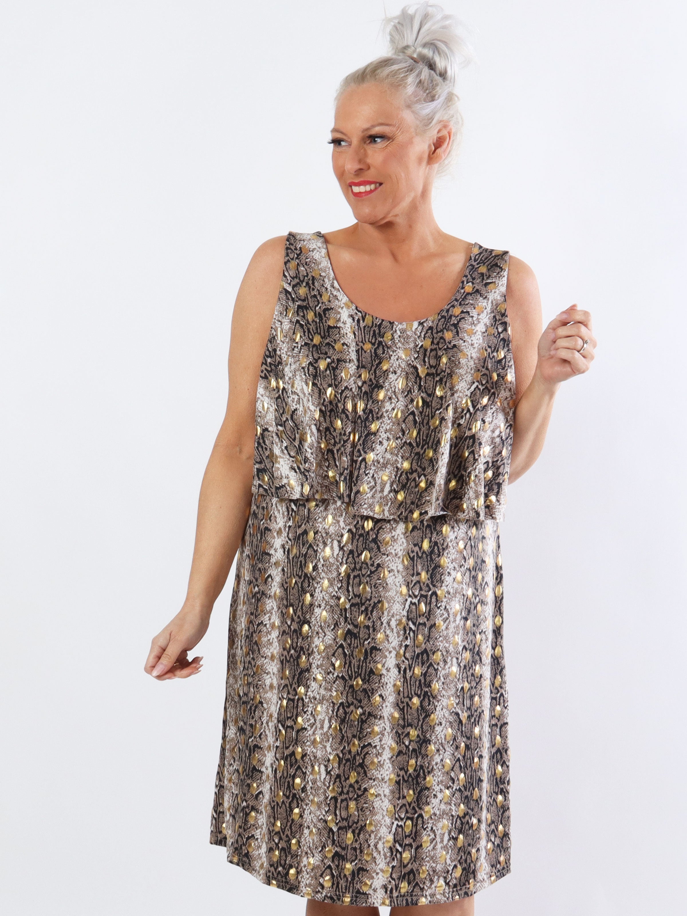 Tiger - Sød plus size kjole i slangeprint med guld detaljer